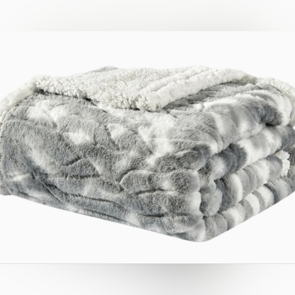 Noble House Alaska Sheradian Luxury Faux Fur Sherpa Throw - Picture 3 of 4
